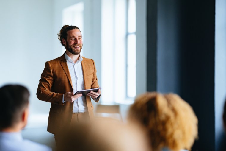 Un office manager Facilib en échange avec un dirigeant